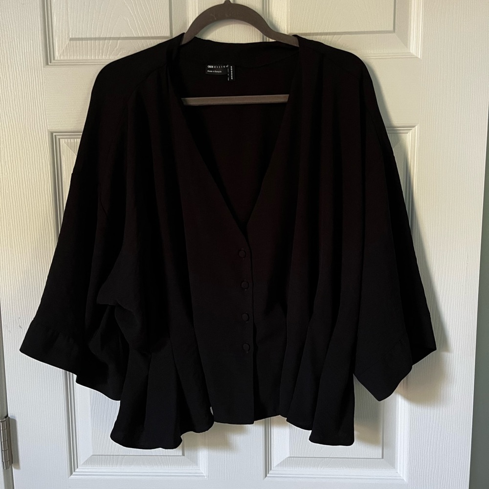 Super pretty and flattering top w/four buttons. Black, Size 14